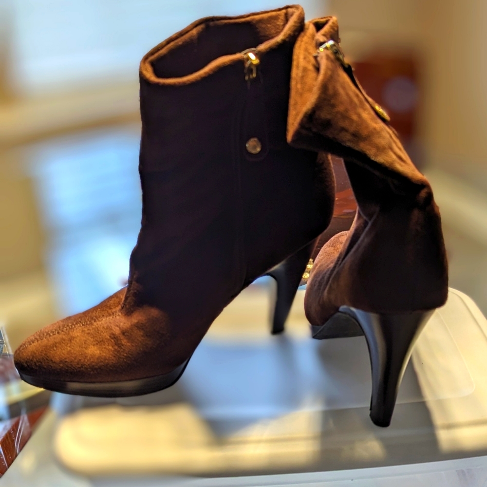 Isaac Mizrahi Brown sueded booties